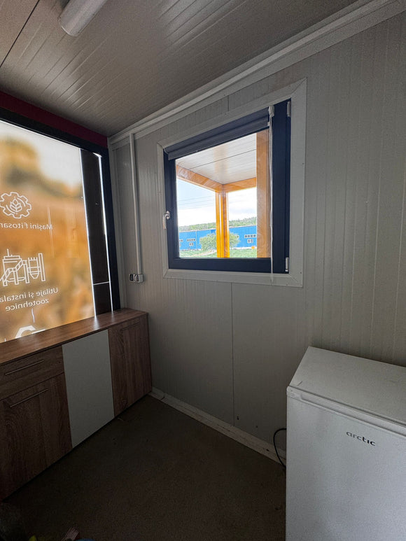 Container de expozitie - complet echipat
